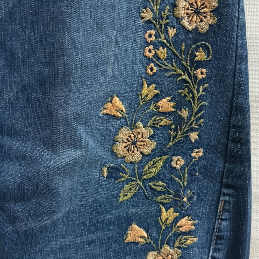 Vintage America Blue Jeans with Floral Embroidery